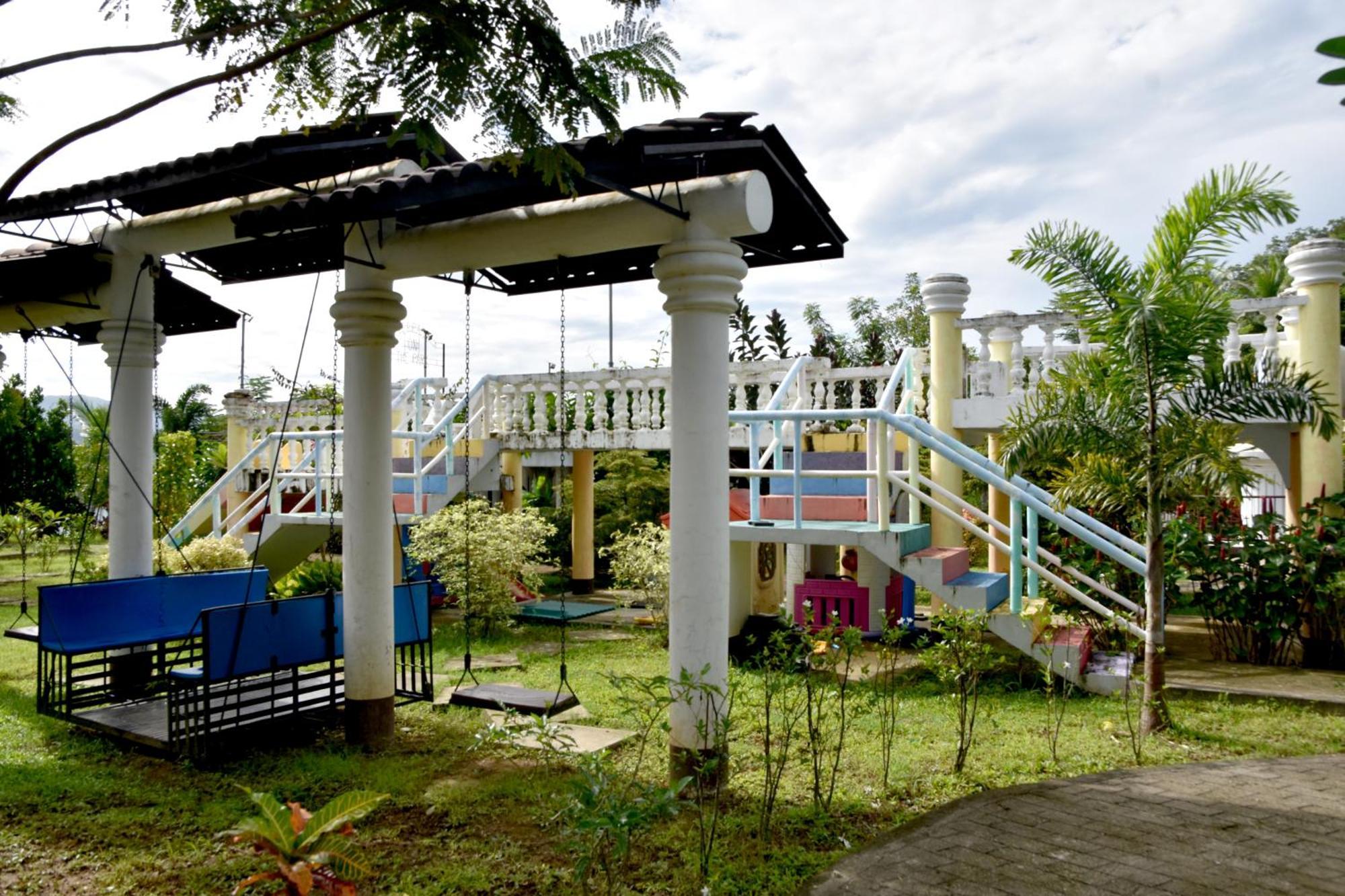 Isla De Oro Hotel Mamburao Exterior photo