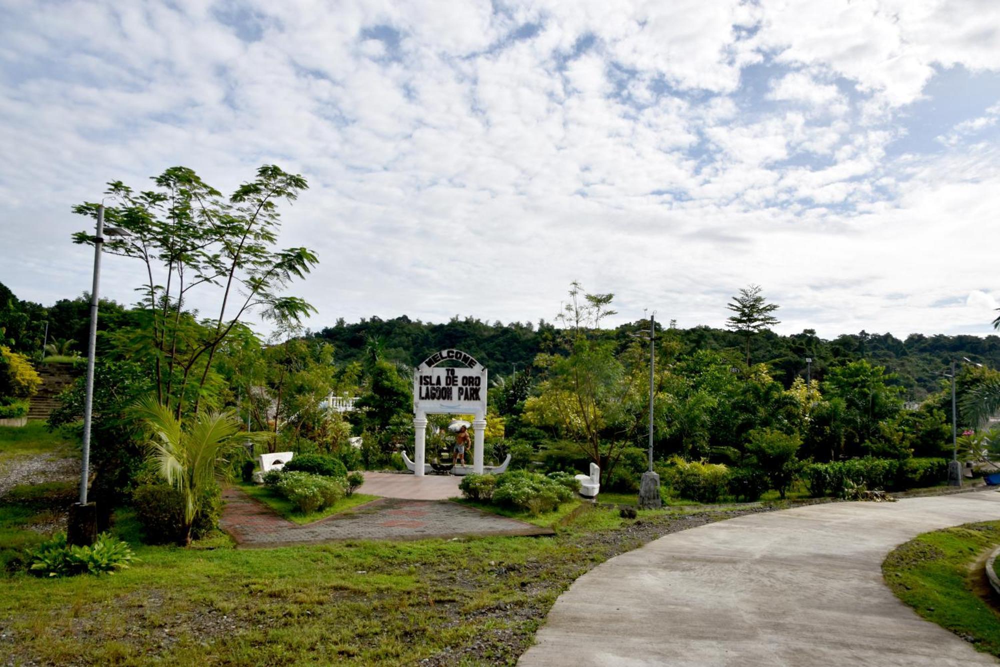 Isla De Oro Hotel Mamburao Exterior photo